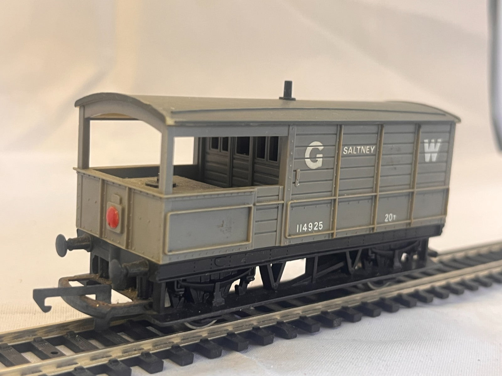 Hornby OO Gauge GWR 20 Ton Toad Brake Van Saltney Grey