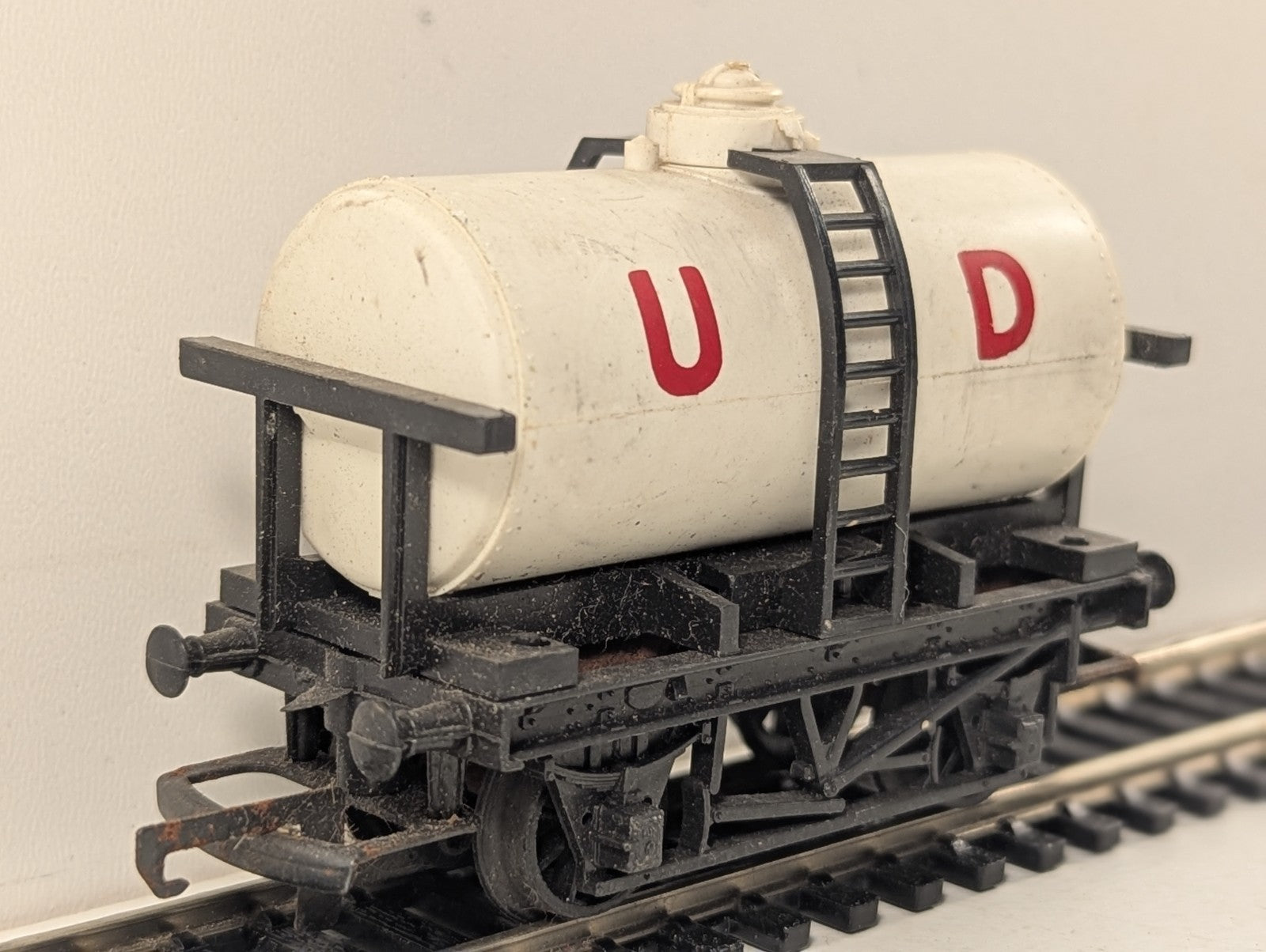 Hornby OO Gauge R080 United Dairies UD Milk Tank Wagon