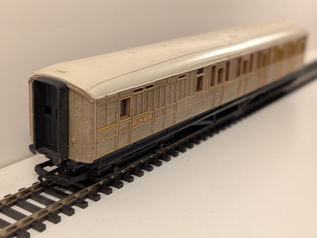 Hornby R4063 OO Gauge LNER Gresley Brake Coach No. 5547