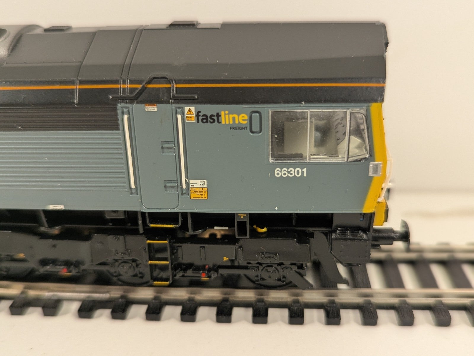 Bachmann Branchline 32-979Y Class 66 66301 Fastline Freight – Rail Express Limit