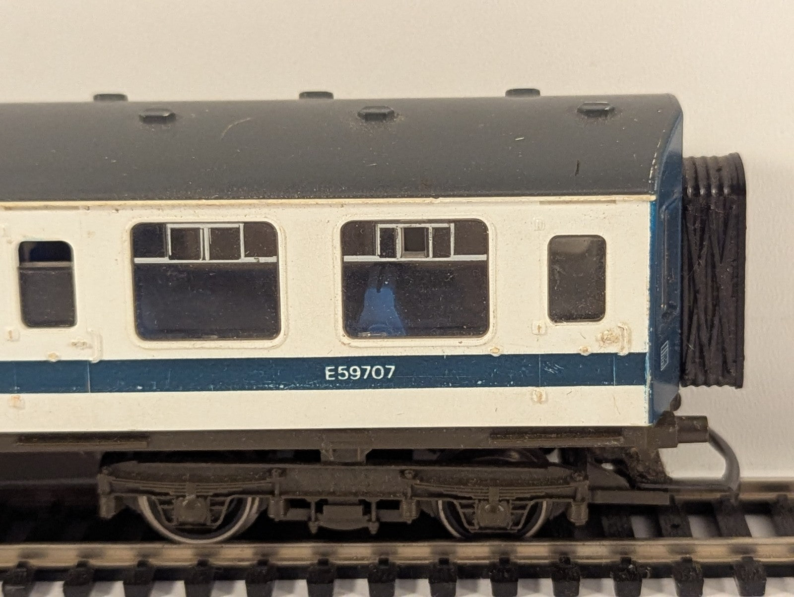 Hornby R698 OO Gauge Class 110 Centre Coach Missing Corridor End and buffers