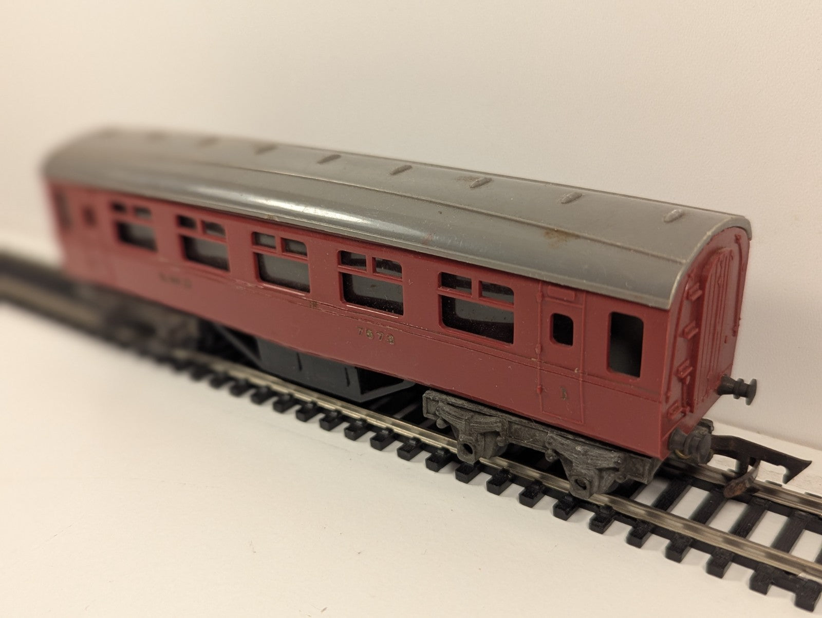 Tri-ang OO Gauge R20 Coach LMS Livery