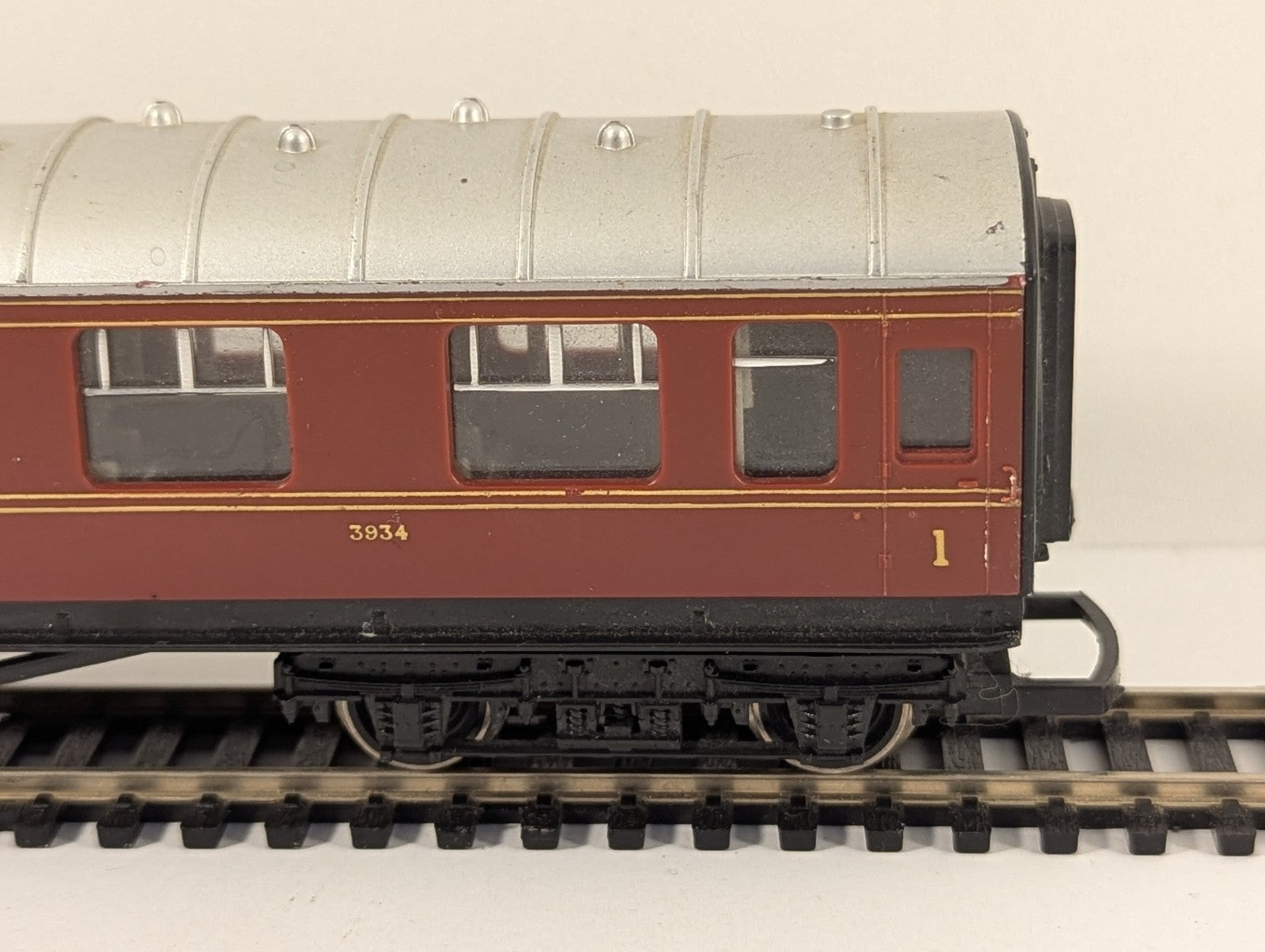 Hornby OO Gauge LMS Maroon Stanier Composite Coach
