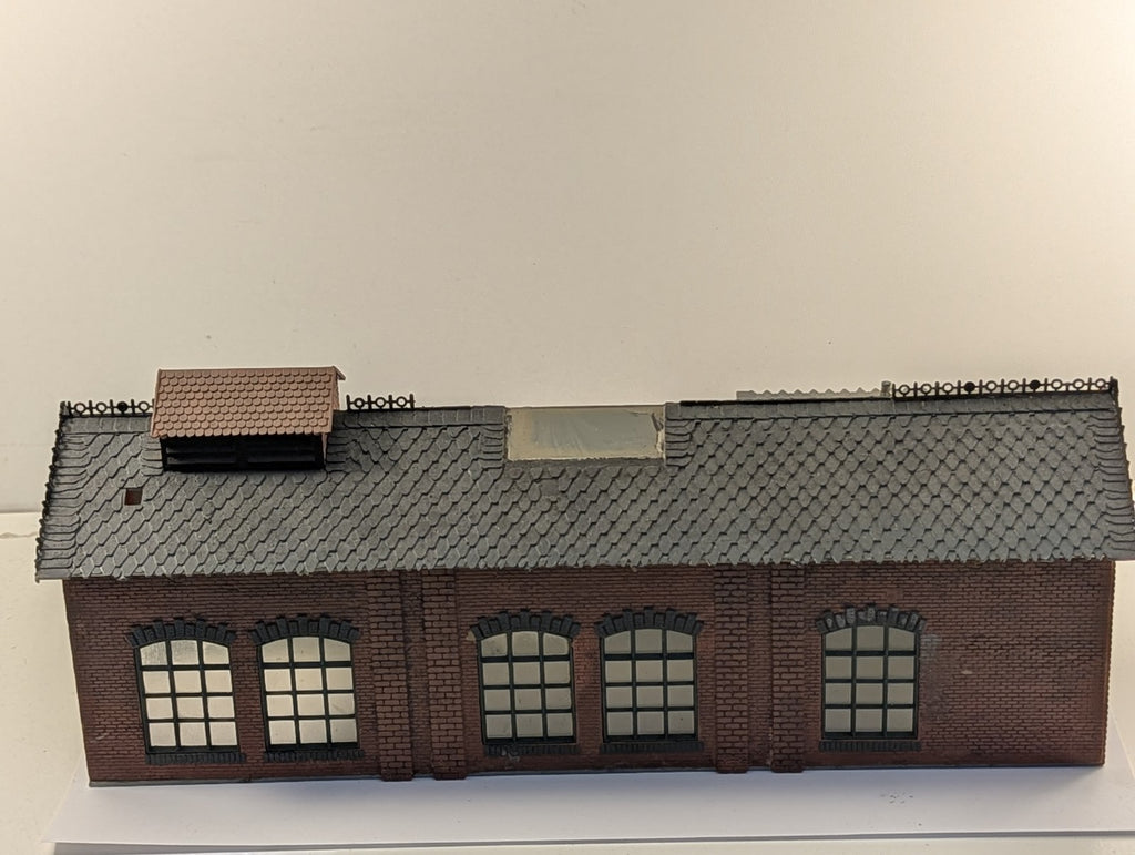 Pola HO Scale 163 Single Stall Engine Shed with Workshop Built