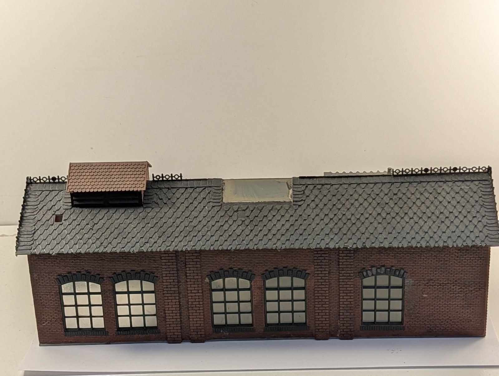 Pola HO Scale 163 Single Stall Engine Shed with Workshop Built