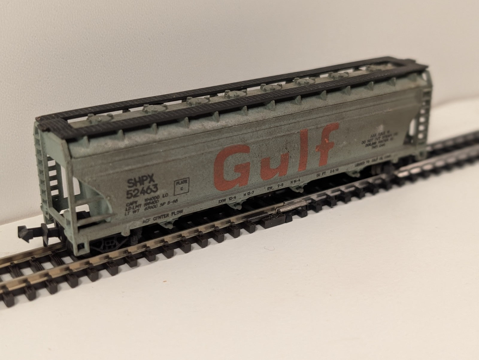Atlas 4-Bay ACF Centerflow Covered Hopper – “Gulf” SHPX 52463 – N Scale