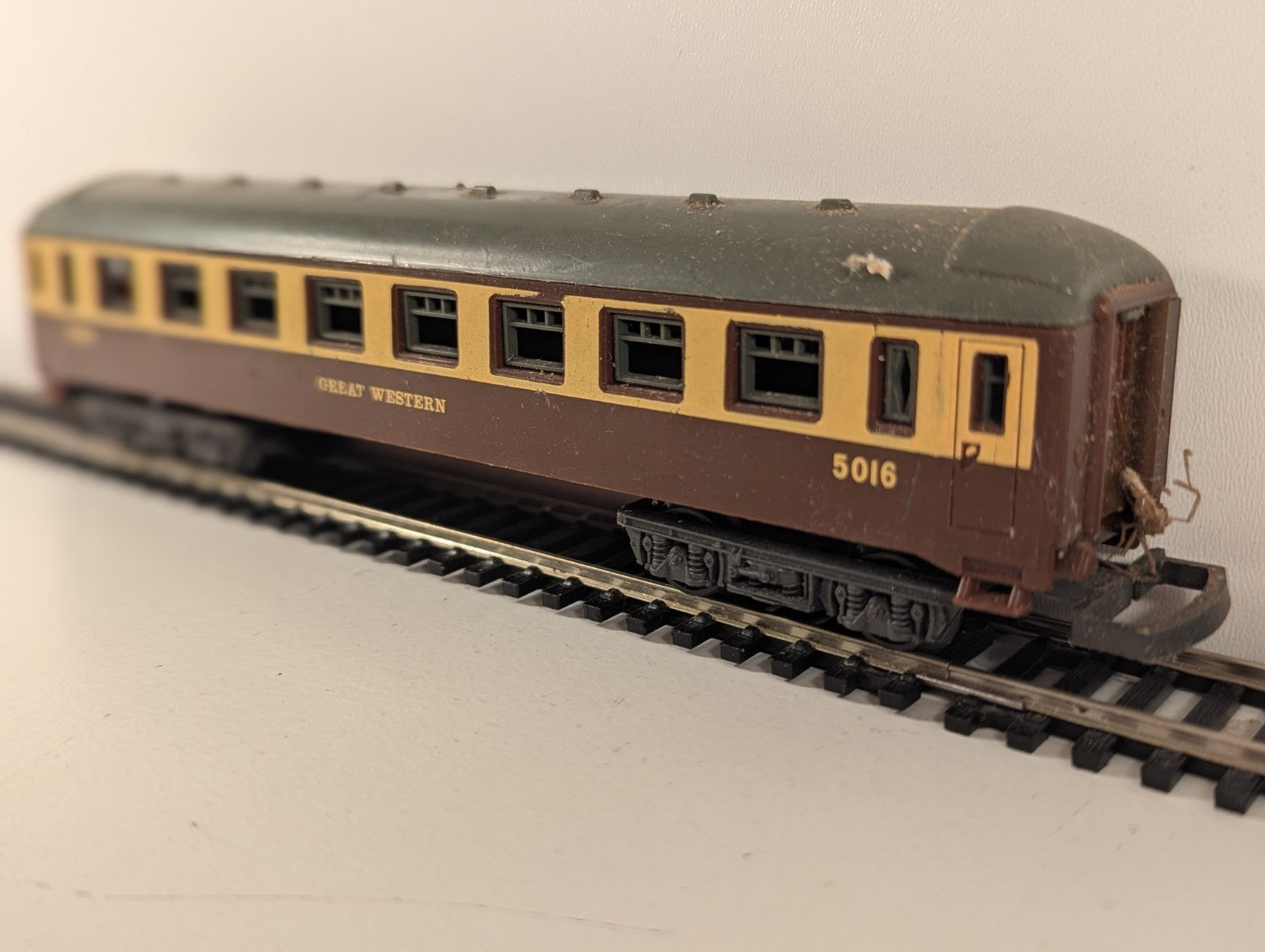 Lima OO Gauge GWR Passenger Coach No.5016