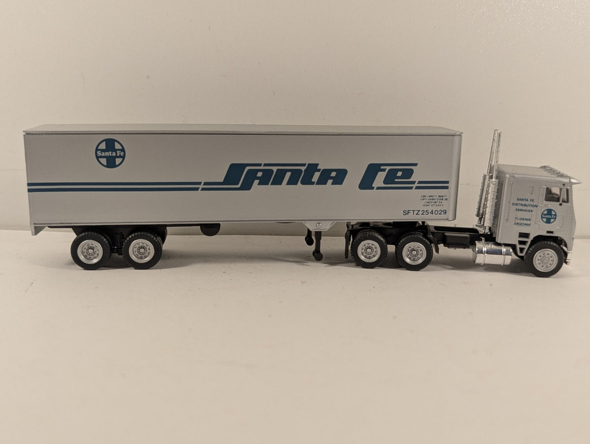 Con-Cor HO Scale Tractor + Trailer Santa Fe Railroad Model Truck SFTZ 254029