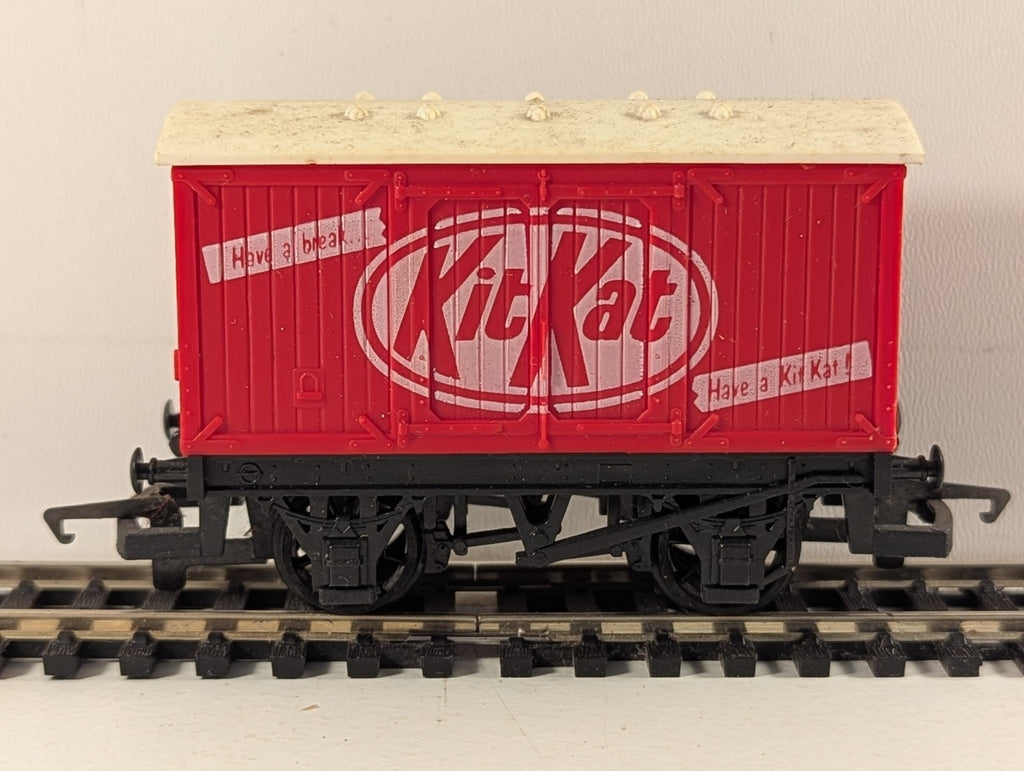 Hornby OO Gauge Kit Kat Closed Van Goods Wagon Kit Kat Red R127