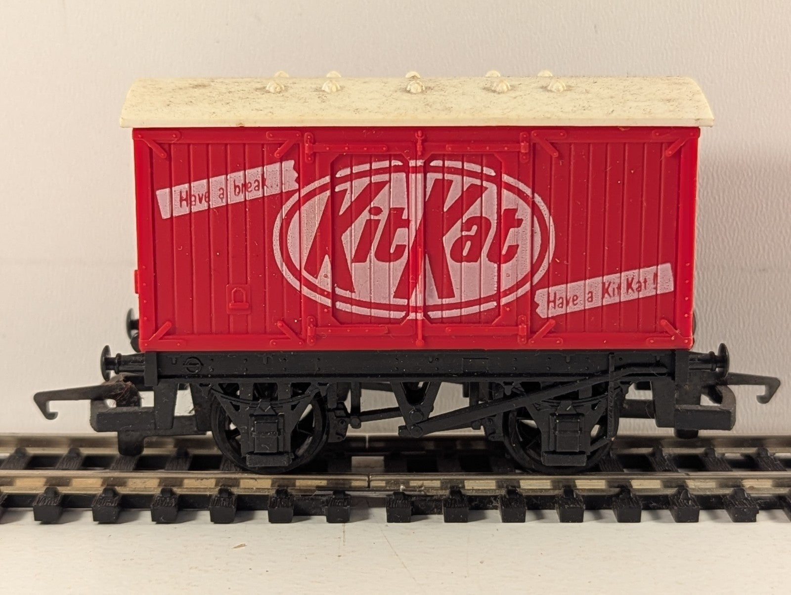Hornby OO Gauge Kit Kat Closed Van Goods Wagon Kit Kat Red R127