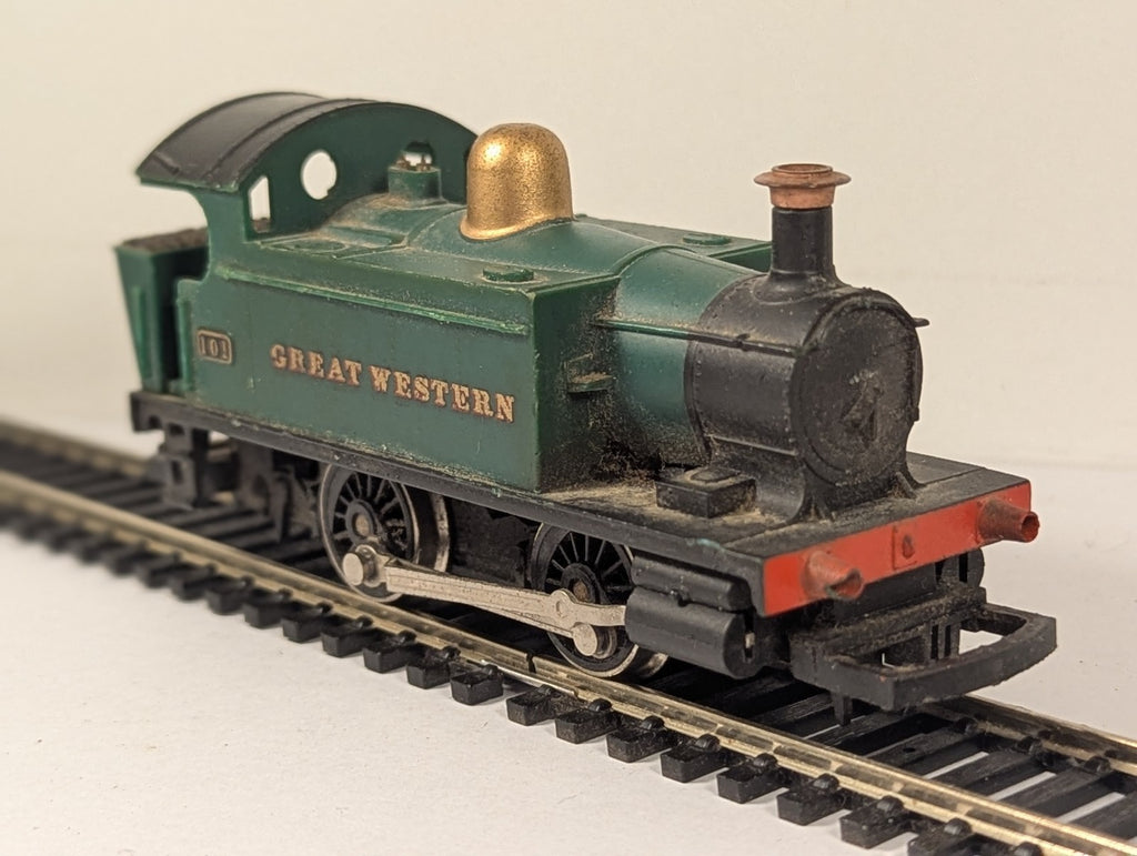 Hornby OO Gauge Holden Class 101 0-4-0T locomotive in GWR green livery on model railway track