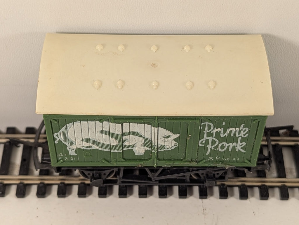 Hornby OO Gauge Prime Pork Closed Van (Warped Roof)