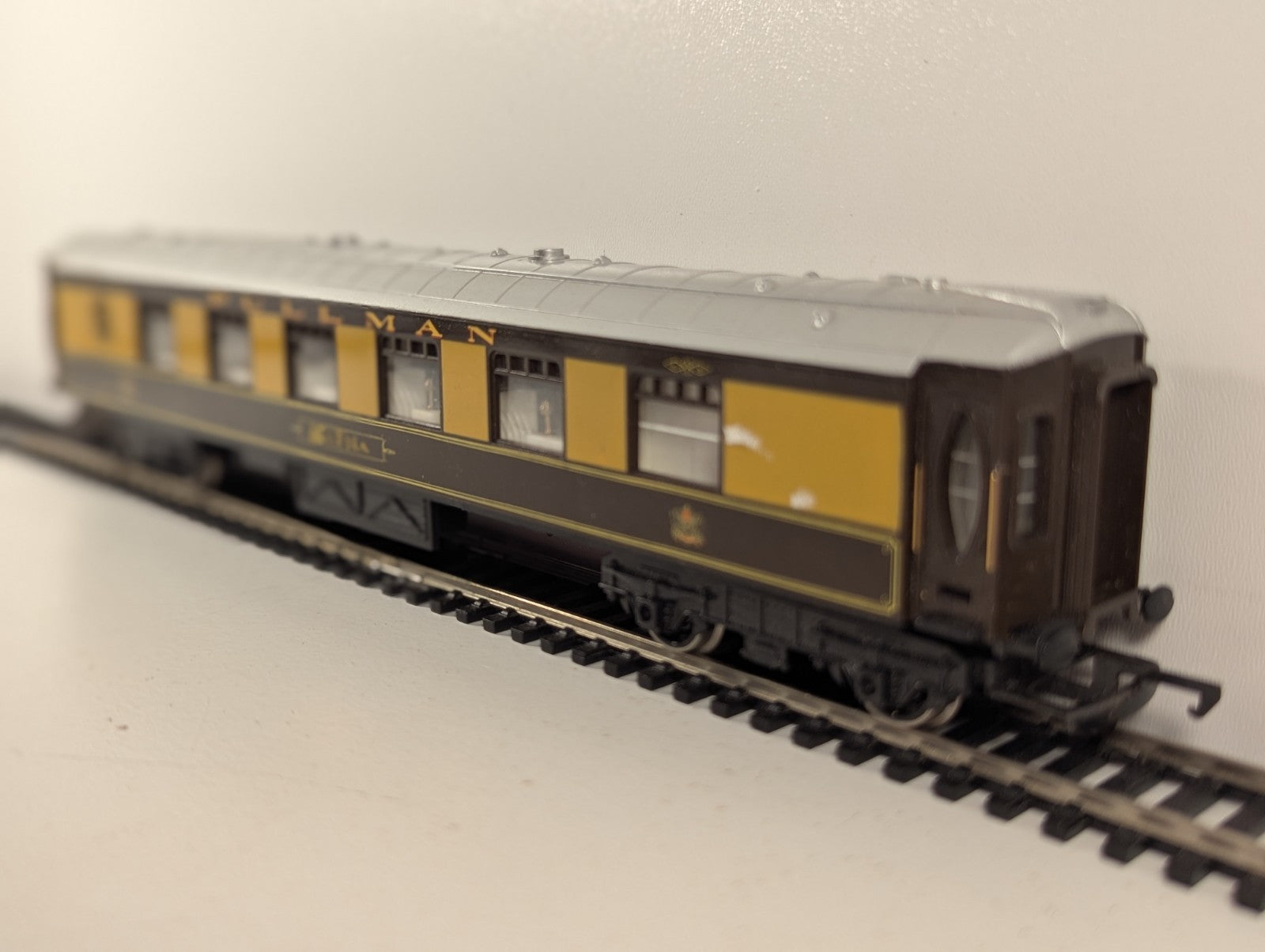 Hornby R223 OO Gauge Pullman First Class Parlour Car "Agatha"