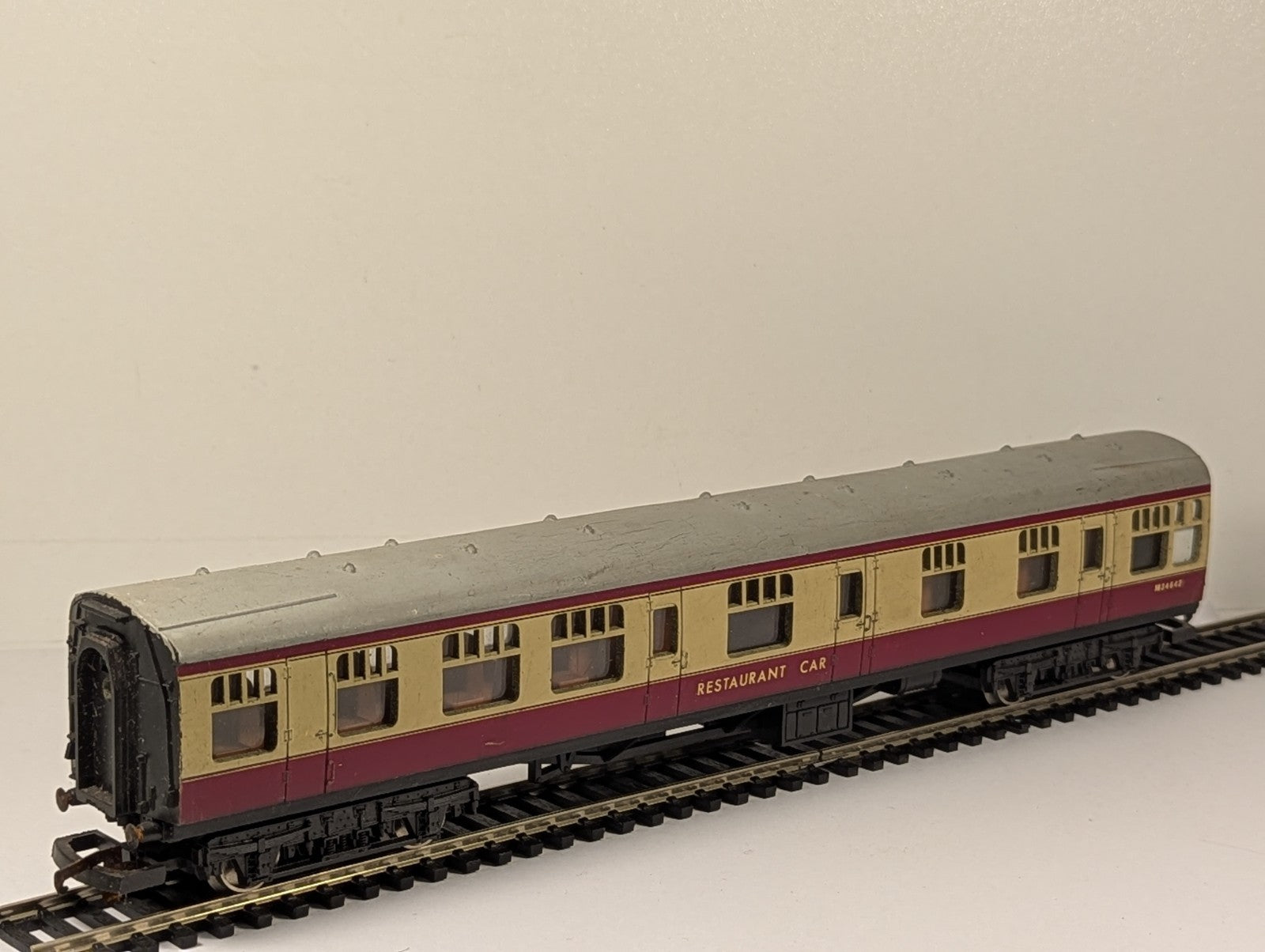 Lima OO Gauge BR Mk1 Restaurant Car Passenger Coach M34642 BR Crimson
