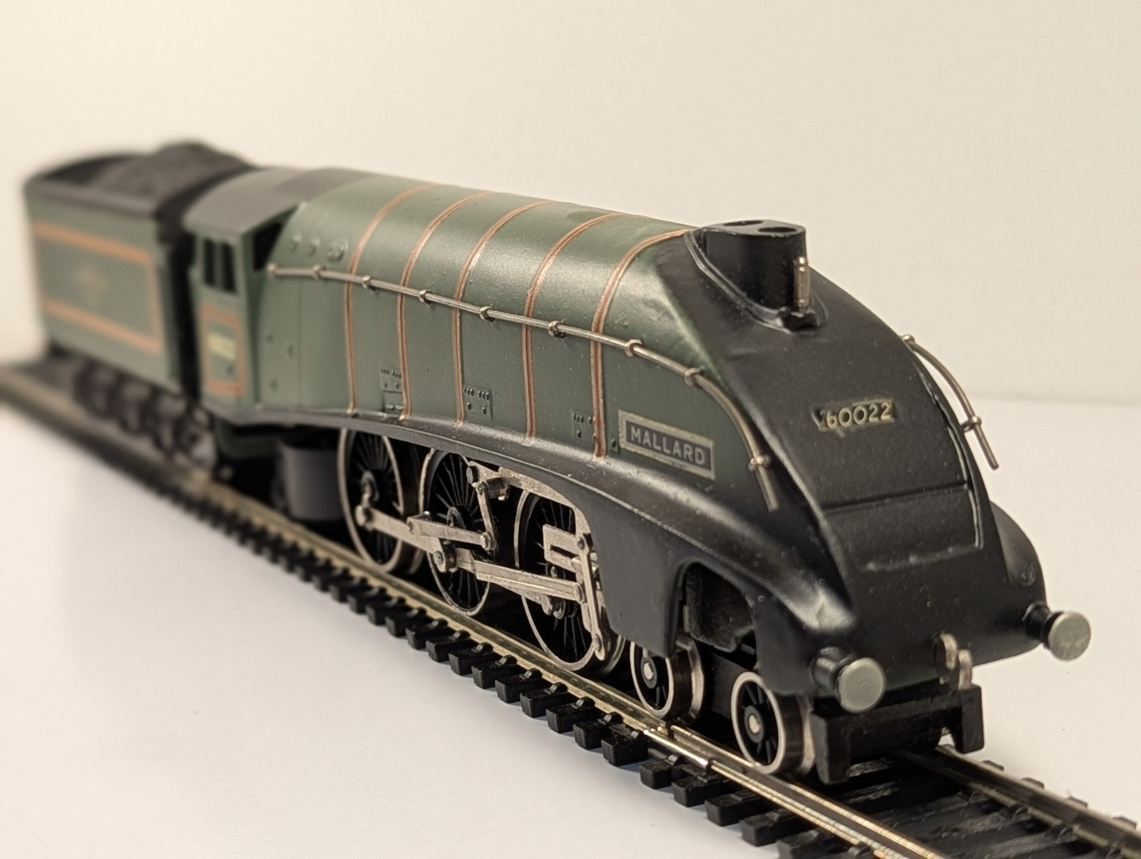 Wrenn W2211 OO Gauge Class A4 4-6-2 60022 “Mallard” BR Green