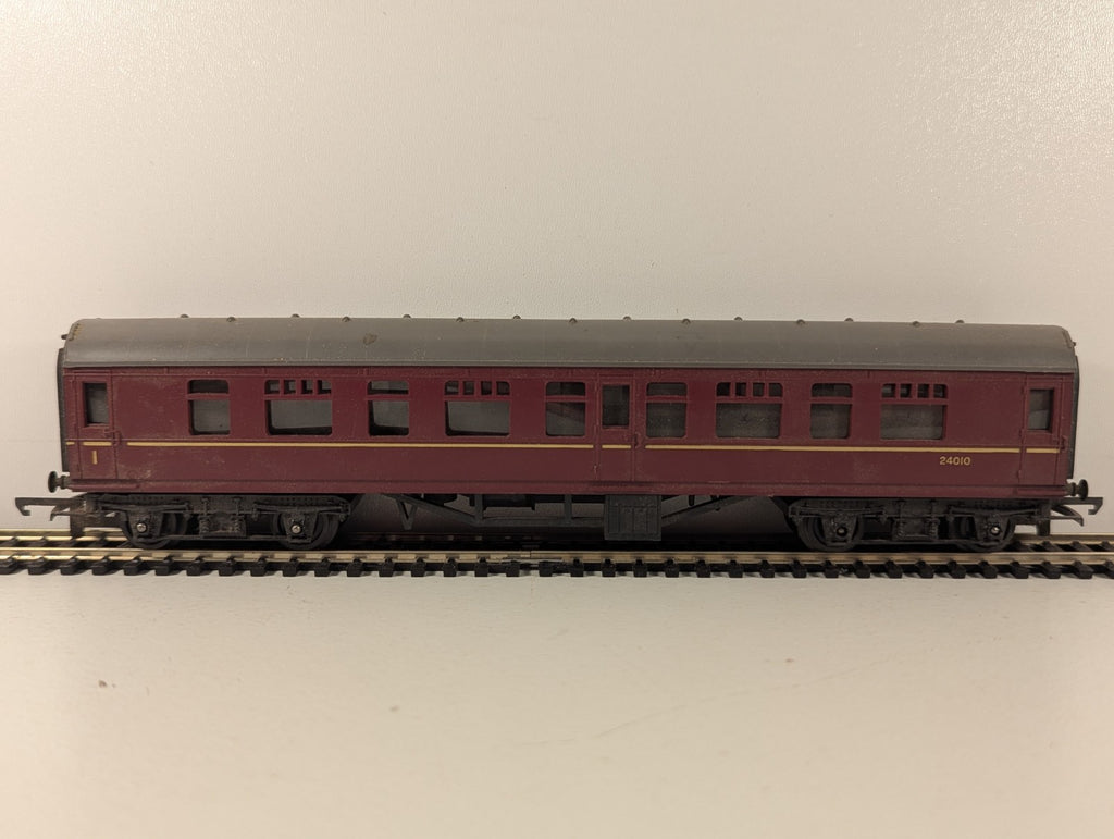 Tri-ang R321 BR Mainline Composite Coach Maroon OO Gauge