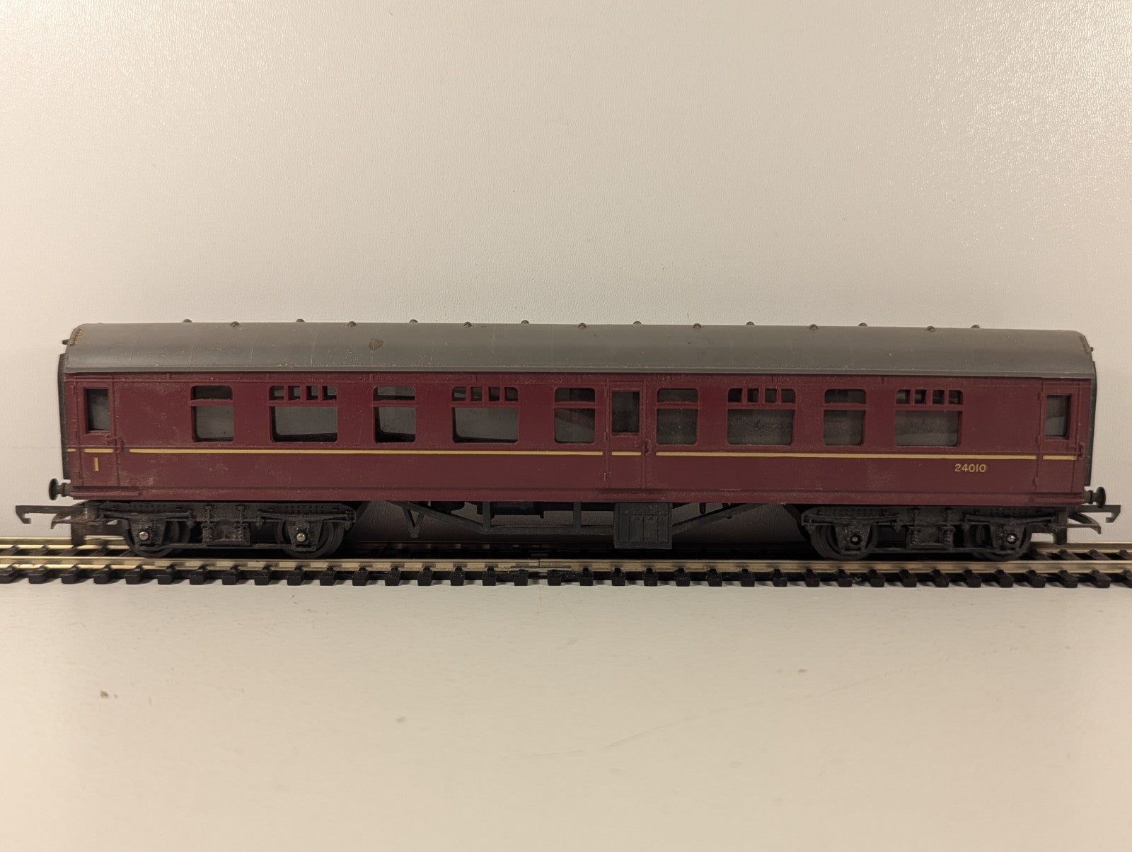 Tri-ang R321 BR Mainline Composite Coach Maroon OO Gauge