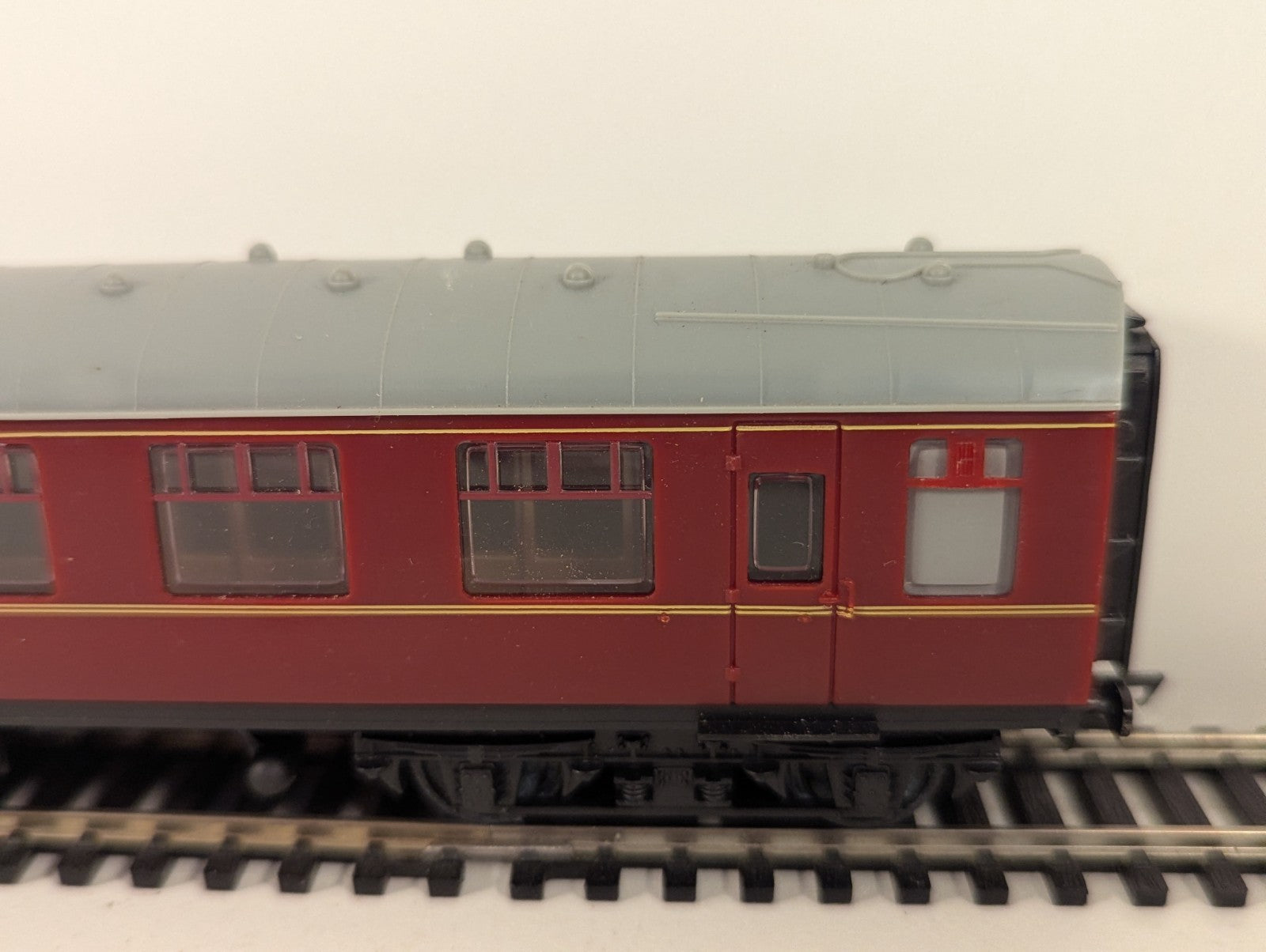 Hachette OO Gauge BR Mk1 Composite Corridor Coach Maroon (Needs a Clean)