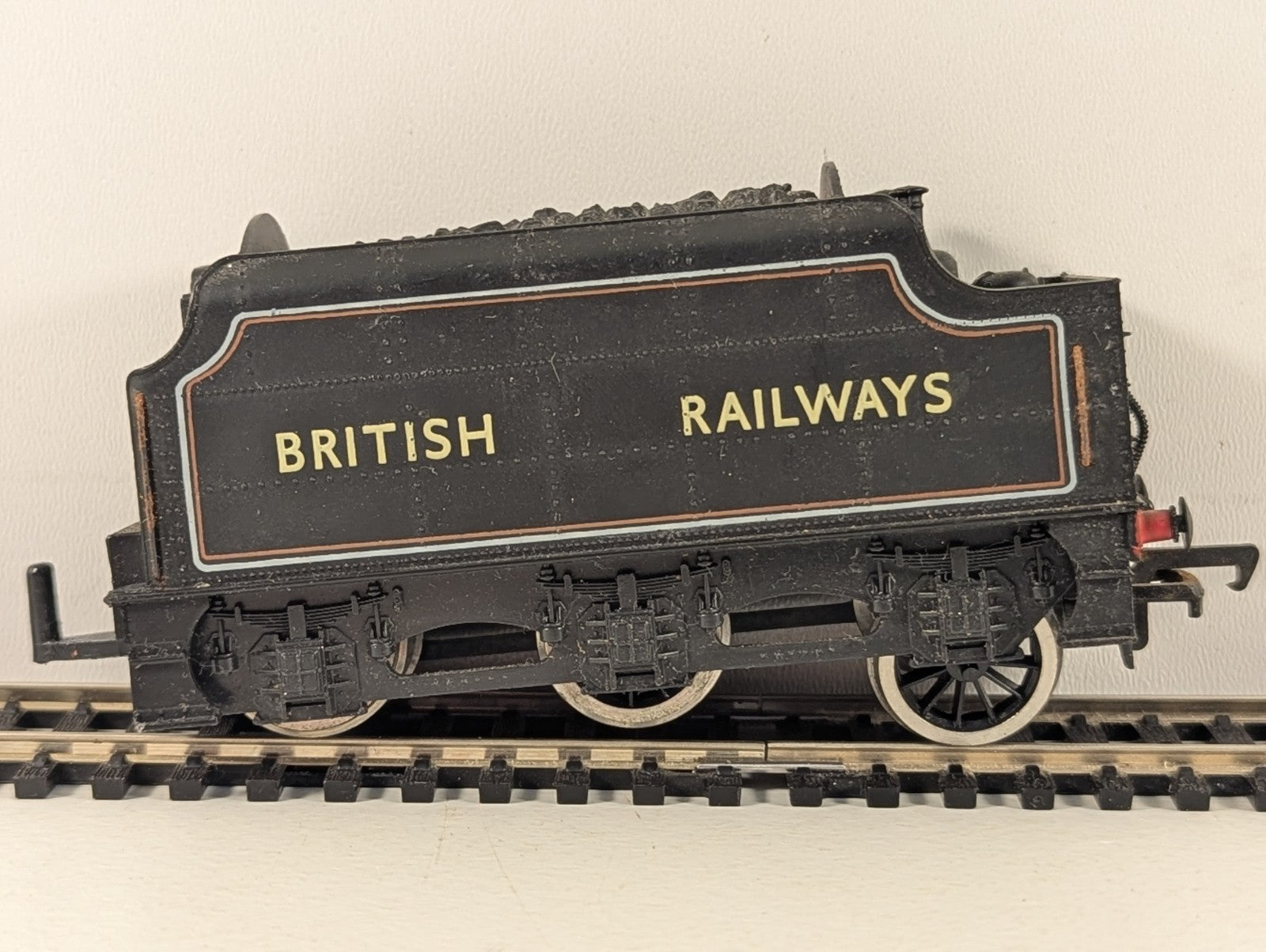 Mainline OO Gauge Stanier Tender BR Lined Black - Spares/Repairs