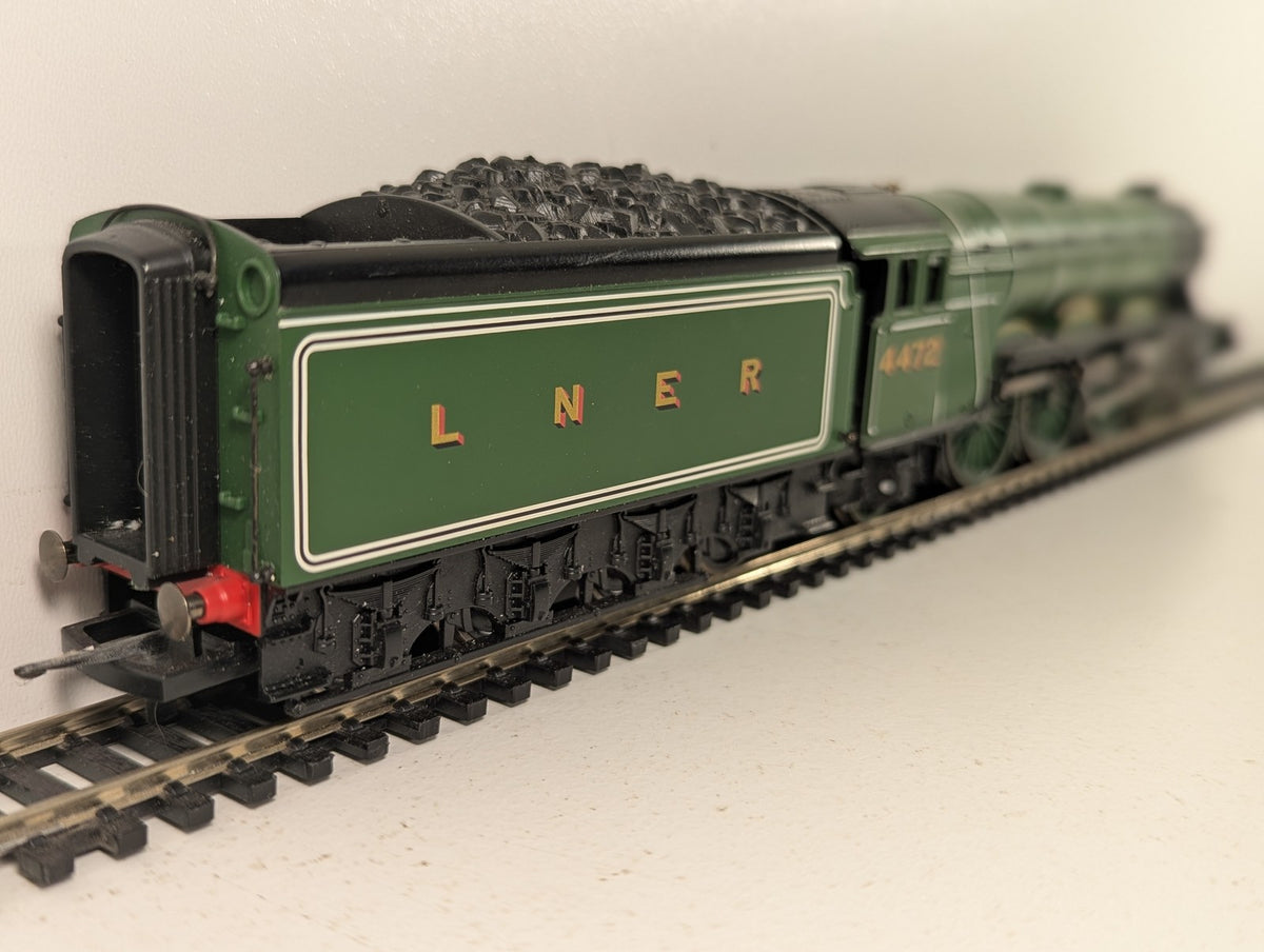 Hornby OO Gauge Flying Scotsman Steam Locomotive 4472 LNER Apple Green