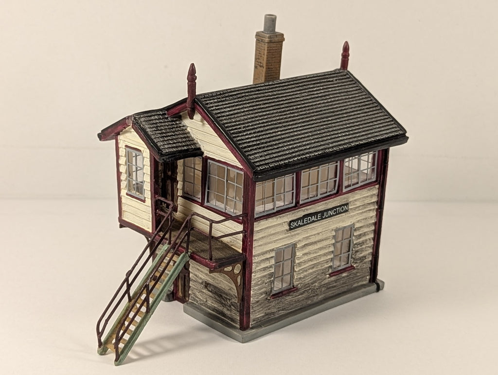 Hornby OO Gauge Skaledale Junction Signal Box Cream and Maroon R8224