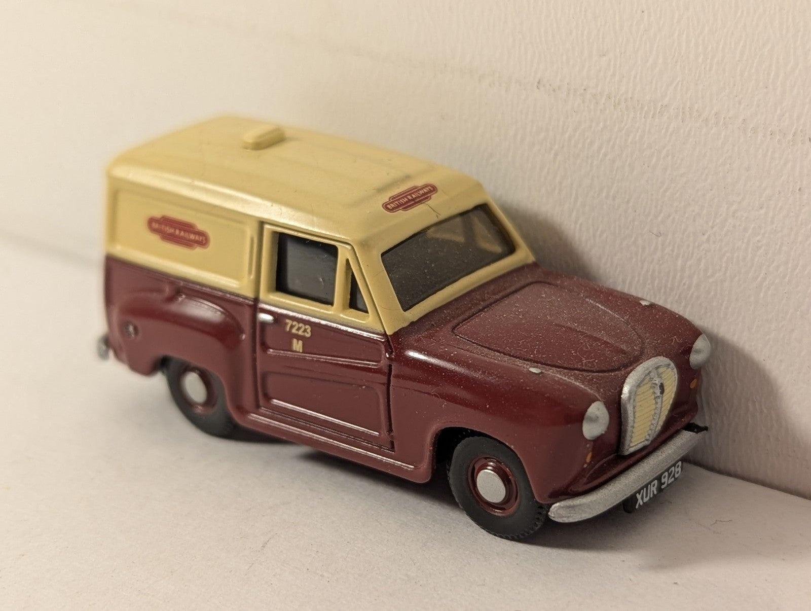 Classix OO Gauge Austin A-35 Van Die-cast Vehicle 7223/M