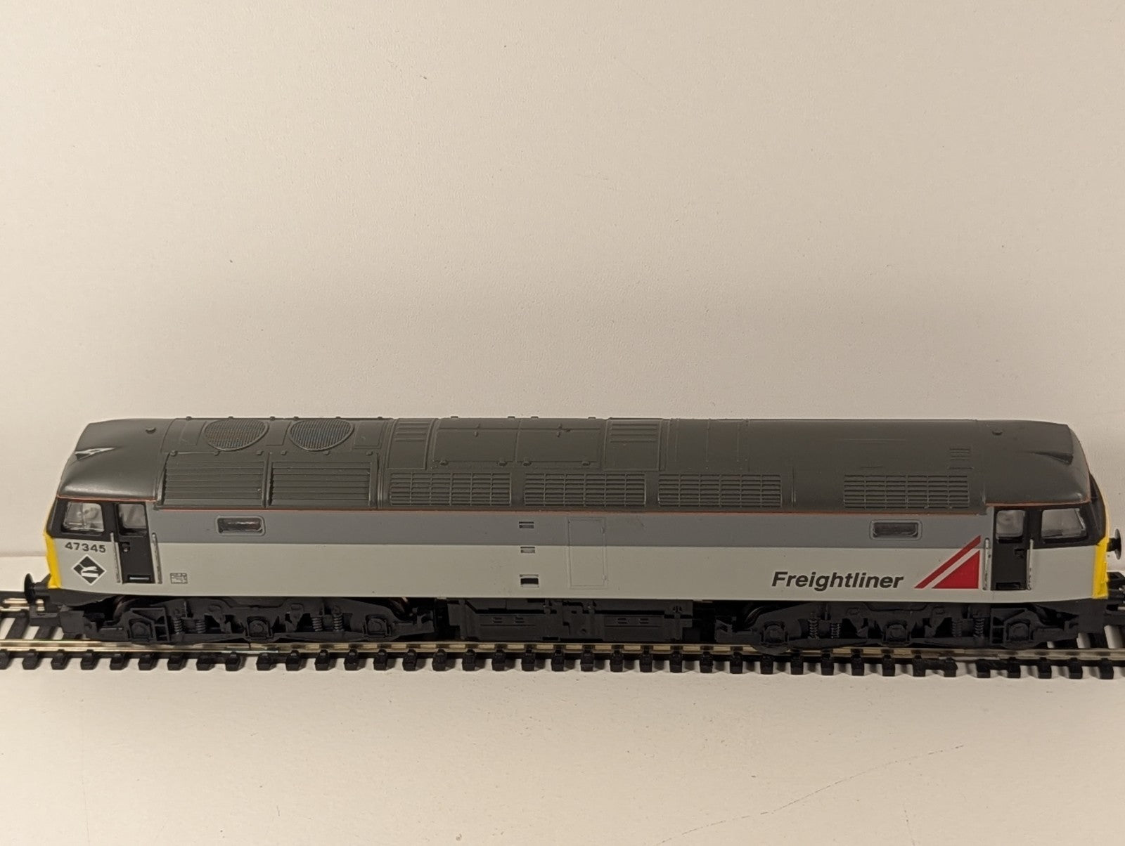Hornby R2013A Class 47 Diesel Locomotive 47376 Freightliner 1995 Livery