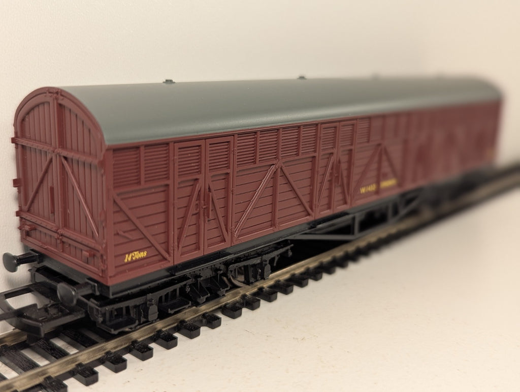 Hornby OO Gauge R6539 BR Siphon H Bogie Wagon Maroon