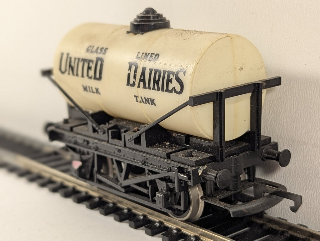Hornby OO Gauge 6-Wheel Milk Tank Wagon Goods Wagon United Dairies R127