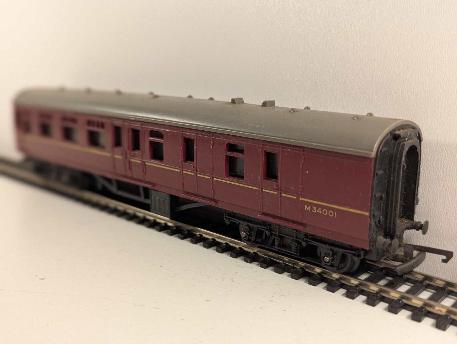 Tri-ang R423 OO Gauge BR Maroon Brake 2nd Coach