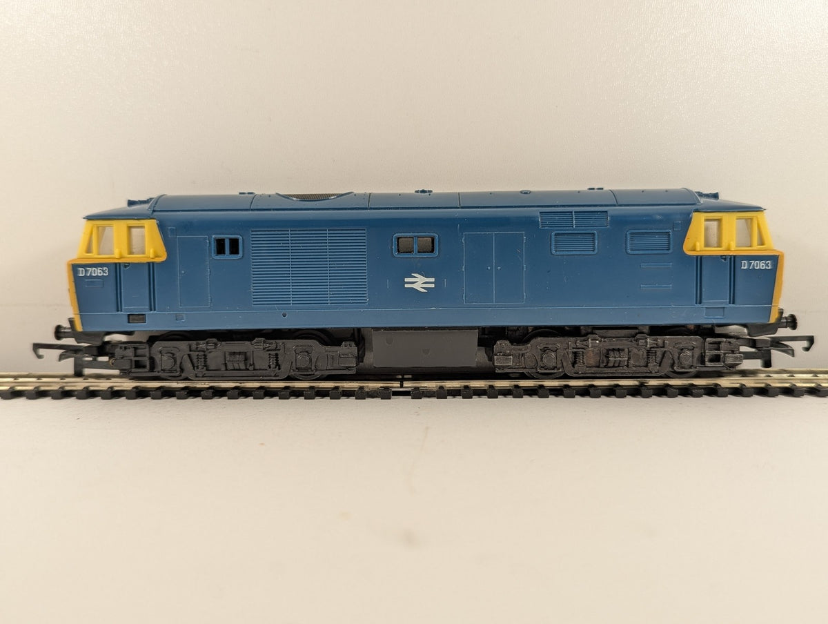 Tri-ang Hornby OO Gauge Class 35 Hymek Locomotive D7063 BR Blue