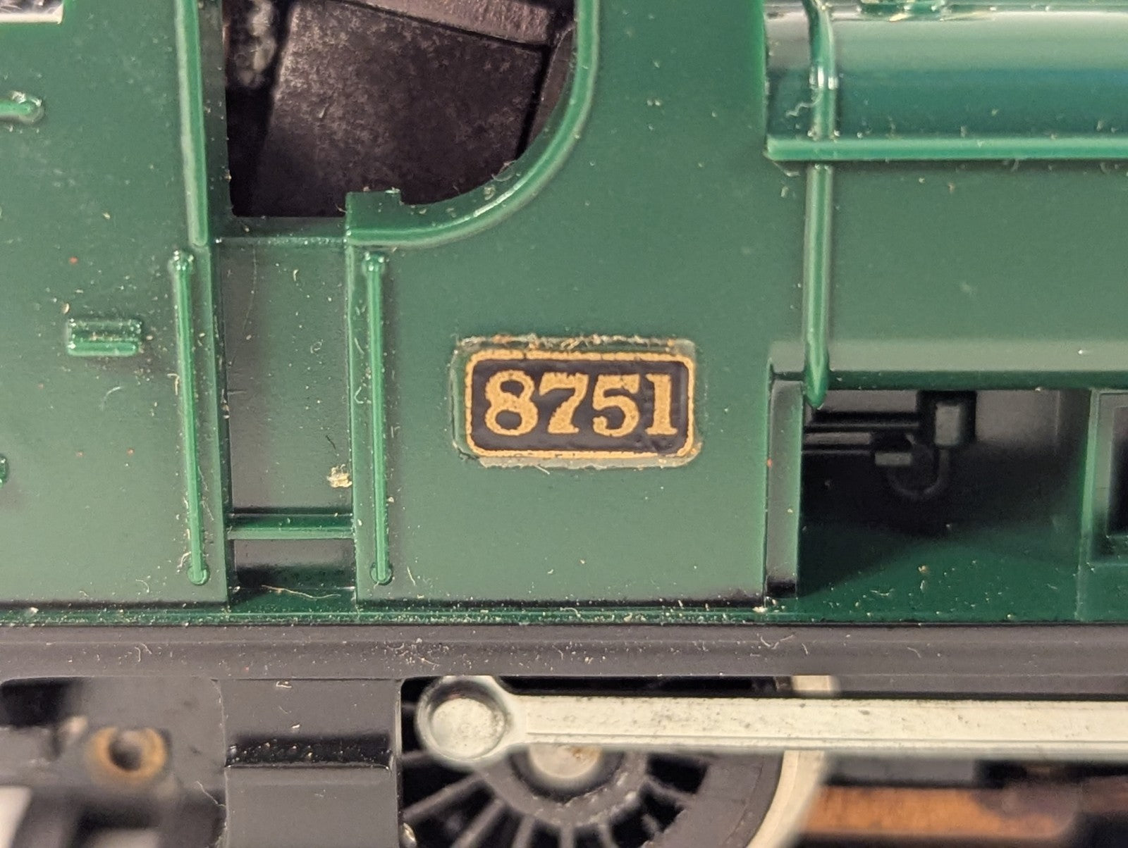 Hornby OO Gauge GWR Pannier Tank 8751 Steam Locomotive - GWR Green