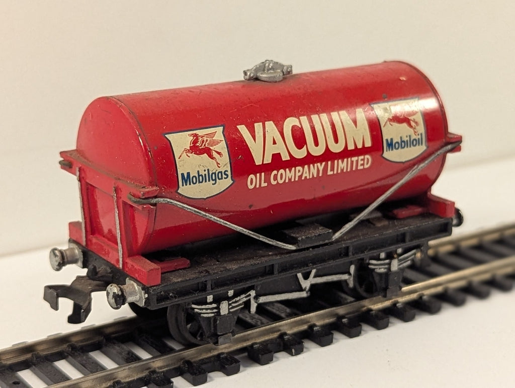 Hornby Dublo OO Gauge Vacuum Oil Company Tank Wagon