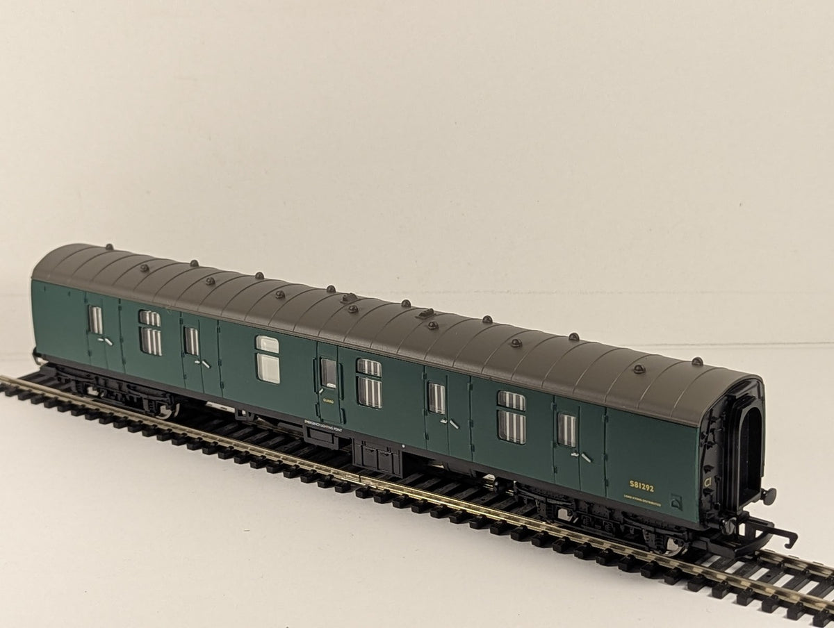 Hornby OO Gauge BR MkI Parcels Coach S81292 BR Southern Region Green R4116A