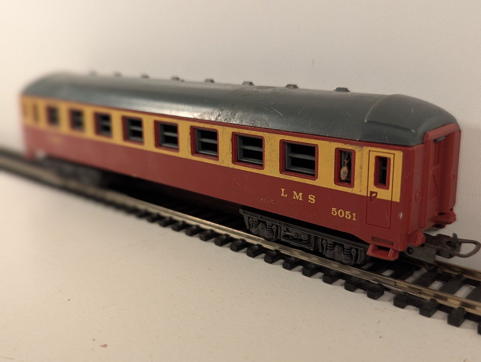 Lima HO Gauge LMS Red & Cream Passenger Coach