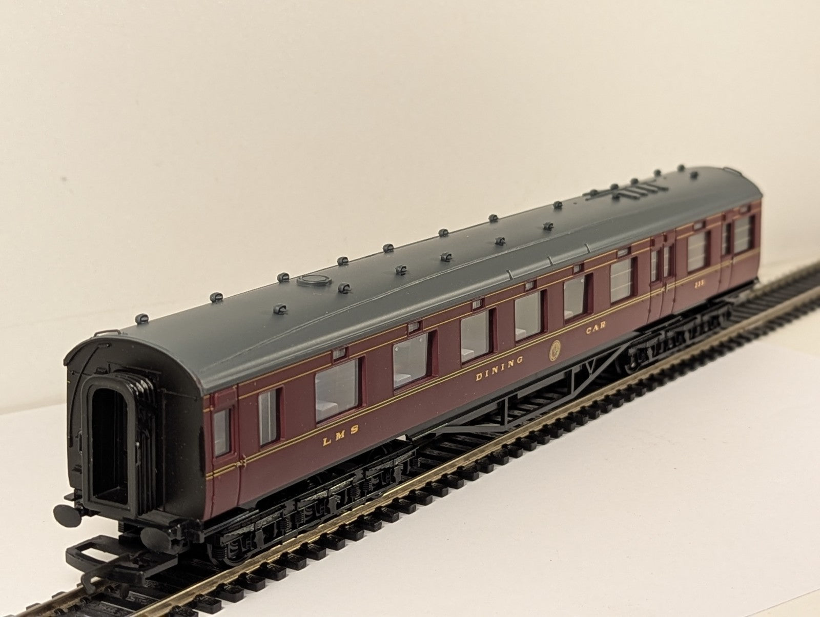 Hornby R4095 LMS 68ft Dining Car OO Gauge Boxed