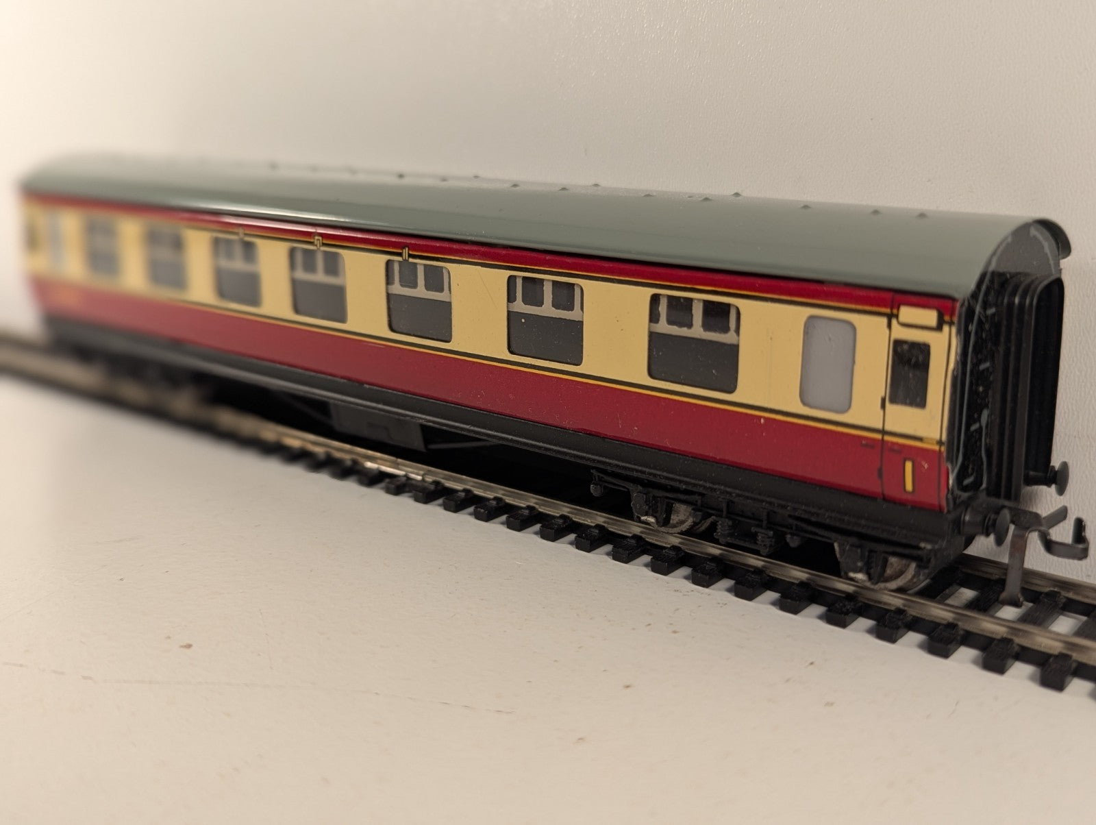 Hornby Dublo 32017 OO Gauge LMS Stanier Composite Coach M4183