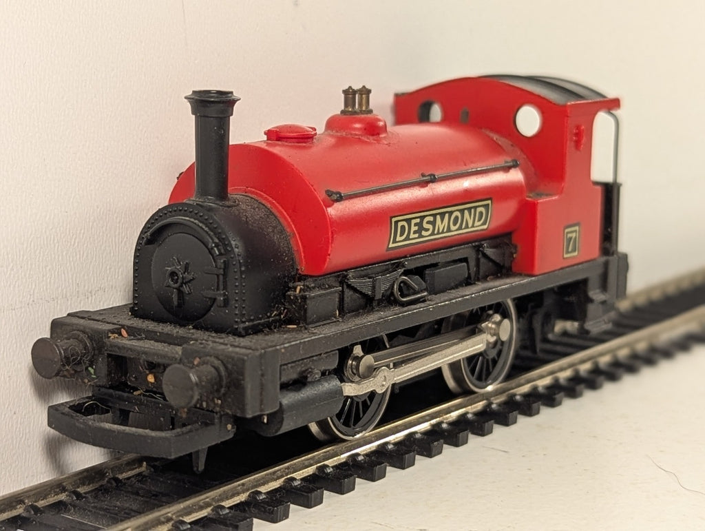 Hornby OO Gauge 0-4-0 Saddle Tank Desmond Steam Locomotive 7 Red