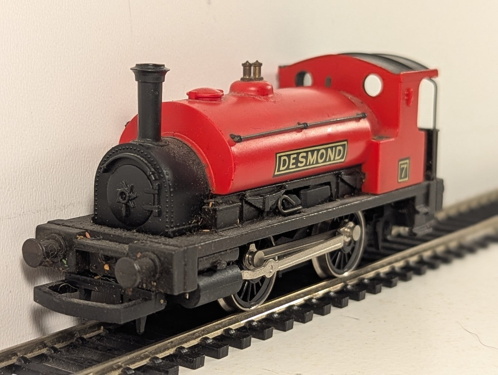 Hornby OO Gauge 0-4-0 Saddle Tank Desmond Steam Locomotive 7 Red