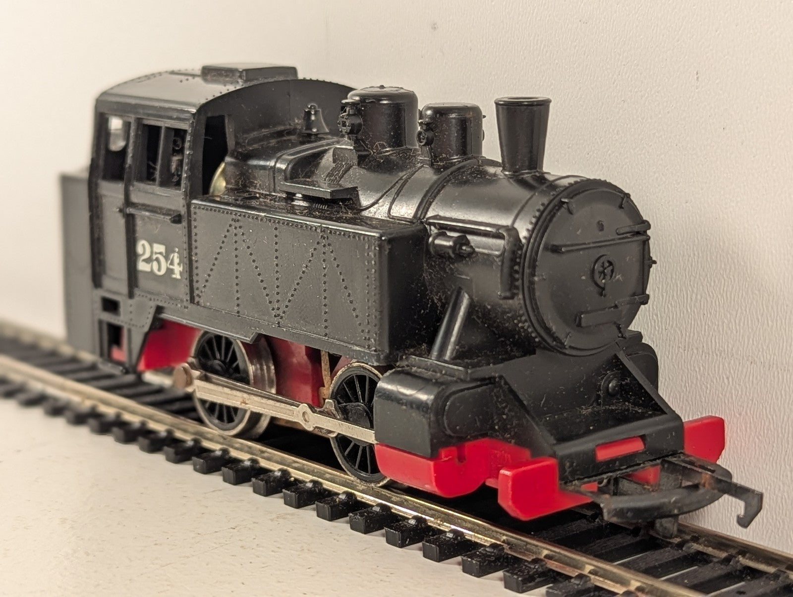 Hornby OO Gauge 0-4-0T Tank Locomotive Steam Locomotive 254 Black