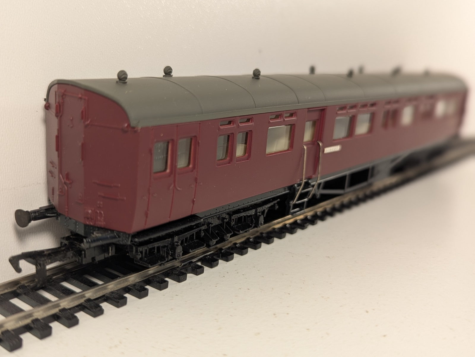 Airfix 54256-8 GWR Auto Coach BR Maroon OO Gauge Boxed - Missing Buffer Head