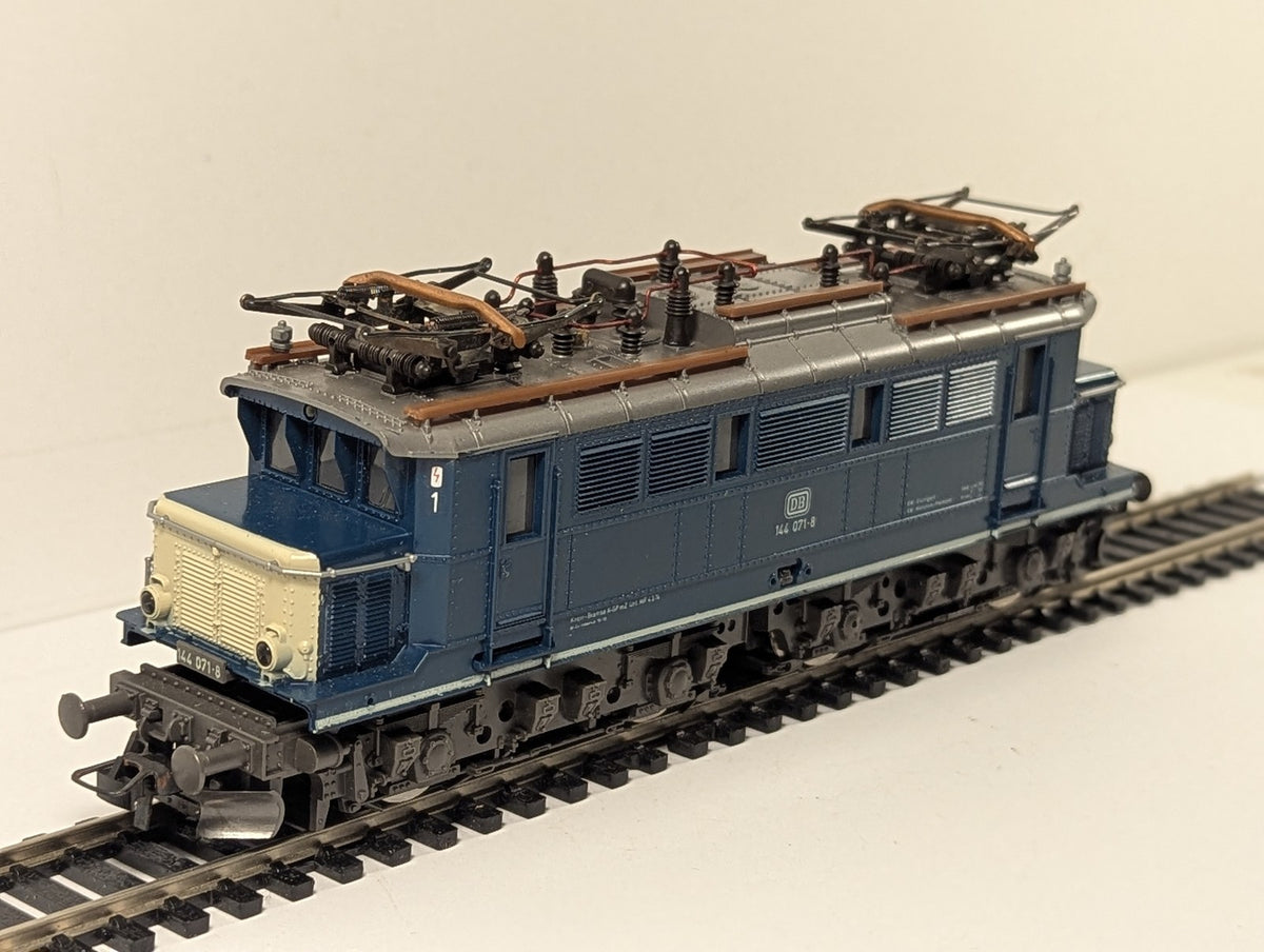 Roco HO Scale DB Class E 144 Electric Locomotive 144 071-8 DB Ocean Blue & Beige