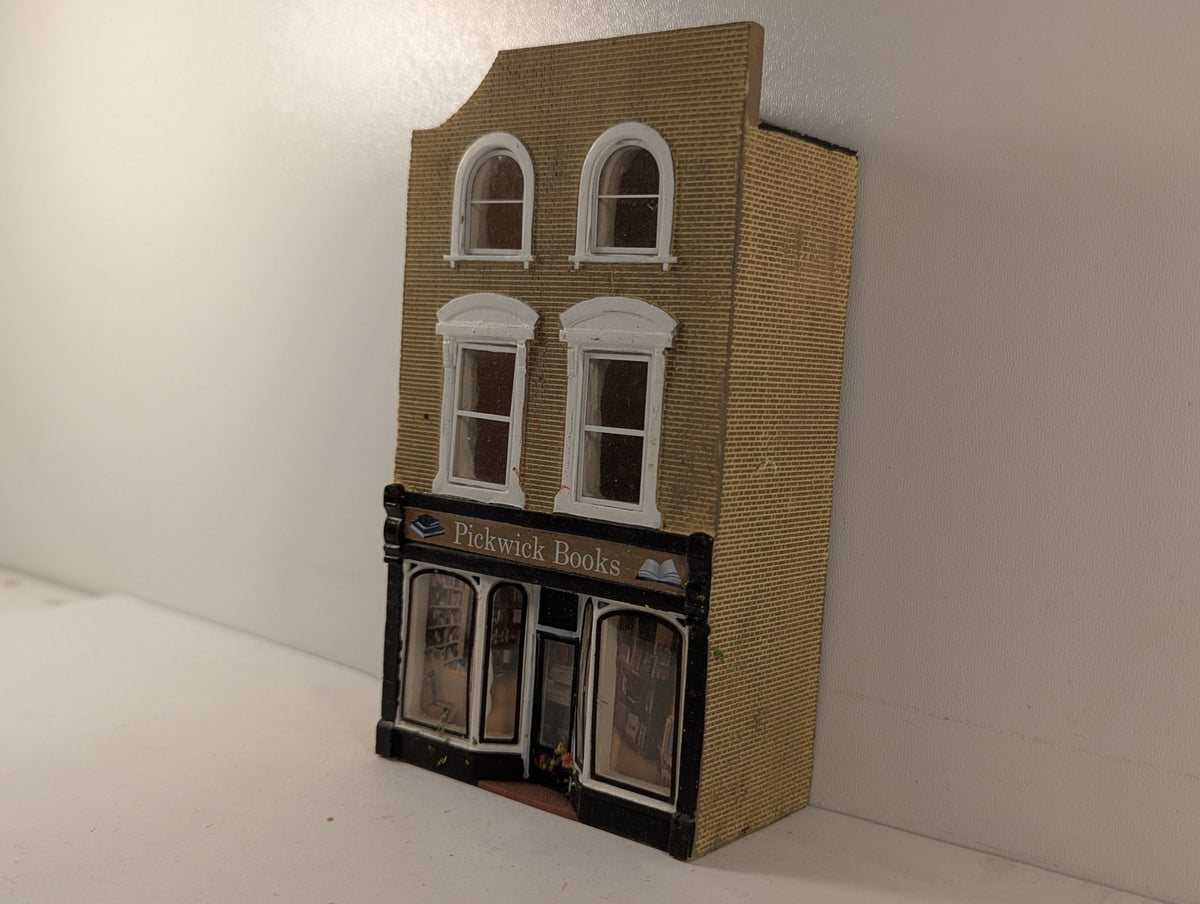 Hornby OO Gauge Skaledale Low Relief Pickwick Books Building R9826