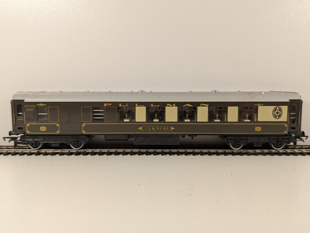 Hornby OO Gauge Pullman 3rd Class Parlour Brake Coach (Name Damaged)