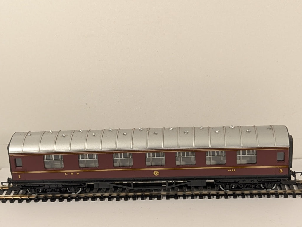 Hornby R474 OO Gauge LMS Composite Coach 4120