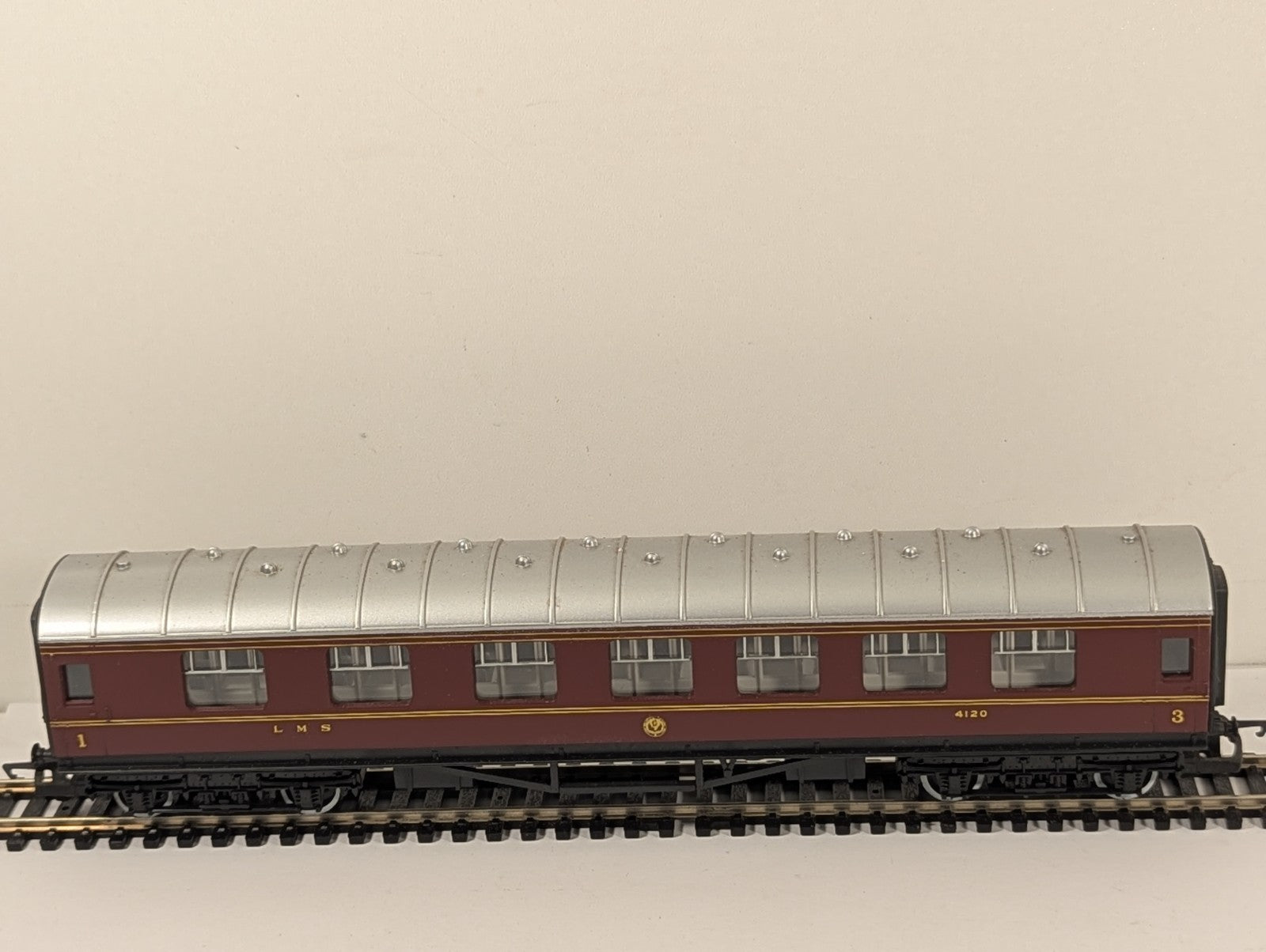 Hornby R474 OO Gauge LMS Composite Coach 4120
