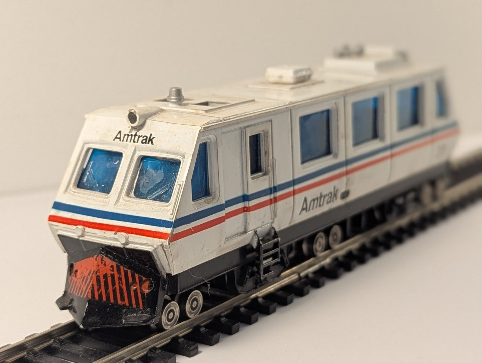 Bachmann HO Scale Amtrak Plasser EM80C Track Cleaner Poor Runner