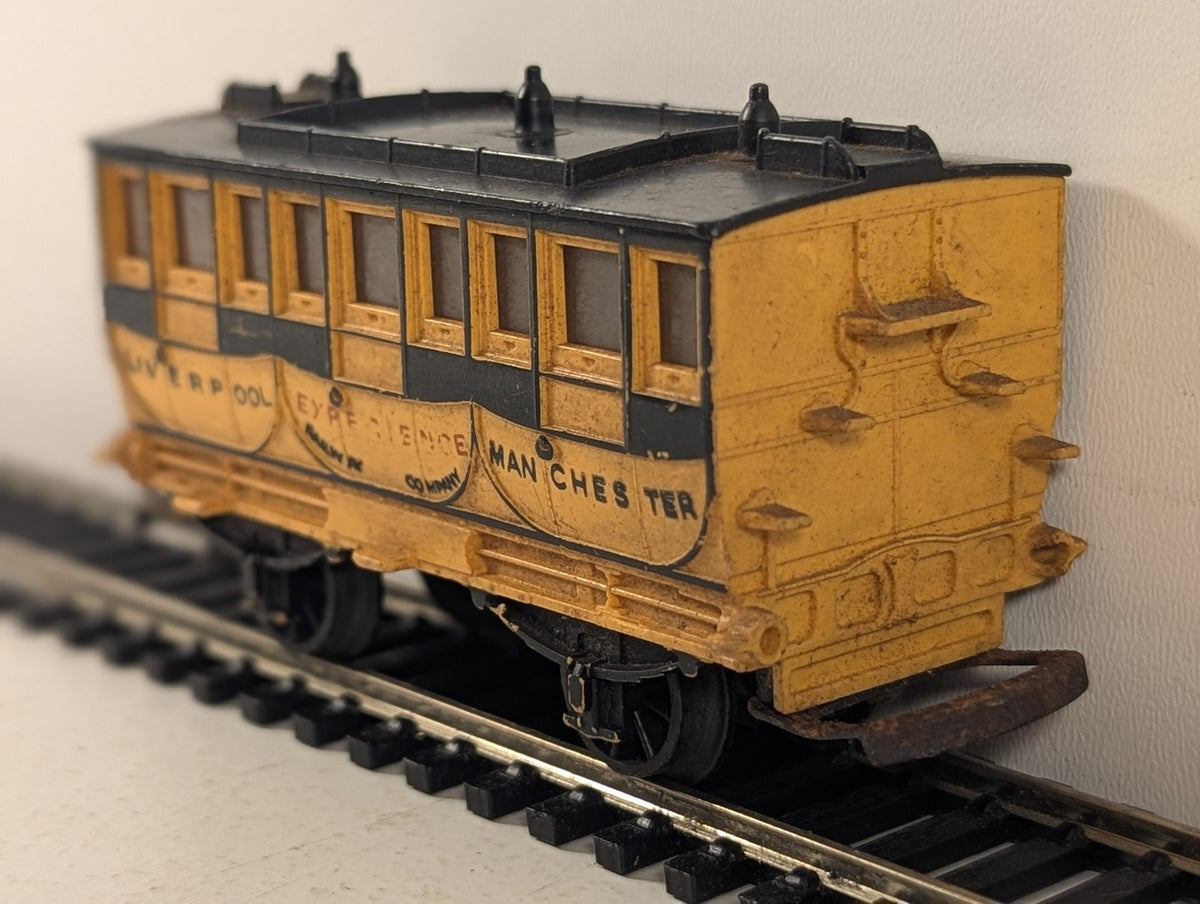 Tri-ang OO Gauge L&MR Coach 'Experience' Passenger Coach L&MR Yellow and Black