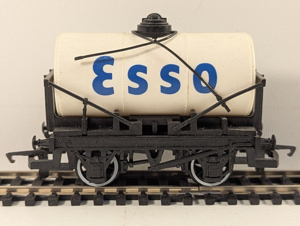Hornby R96 OO Gauge White Esso Tanker