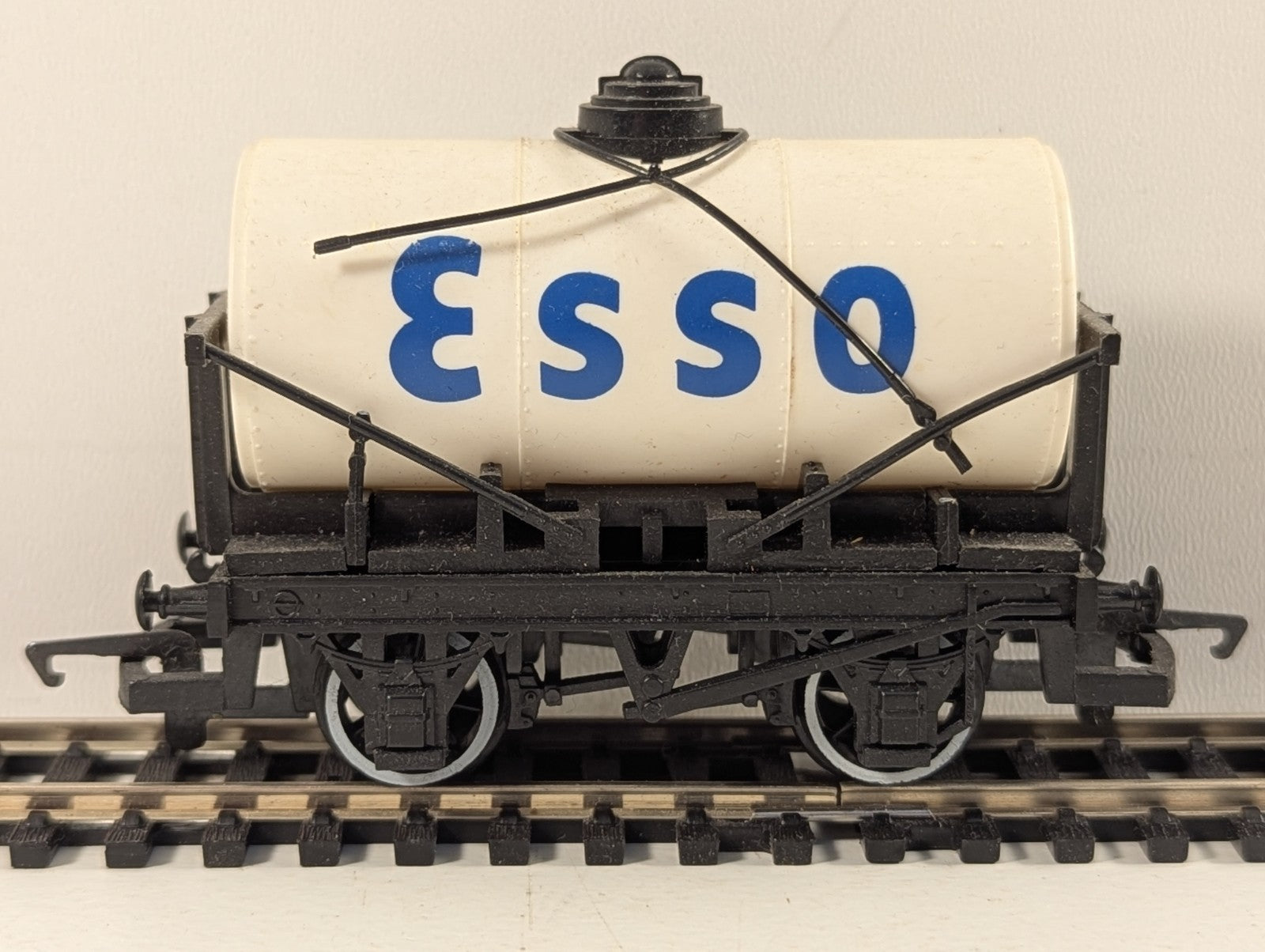 Hornby R96 OO Gauge White Esso Tanker